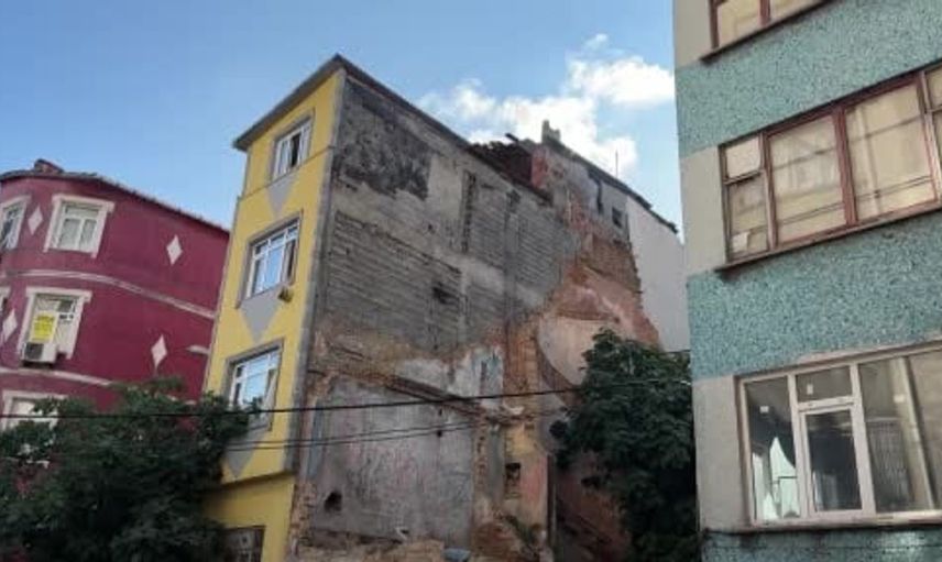 Beyoğlu'nda metruk bina çöktü, park halindeki otomobil zarar gördü