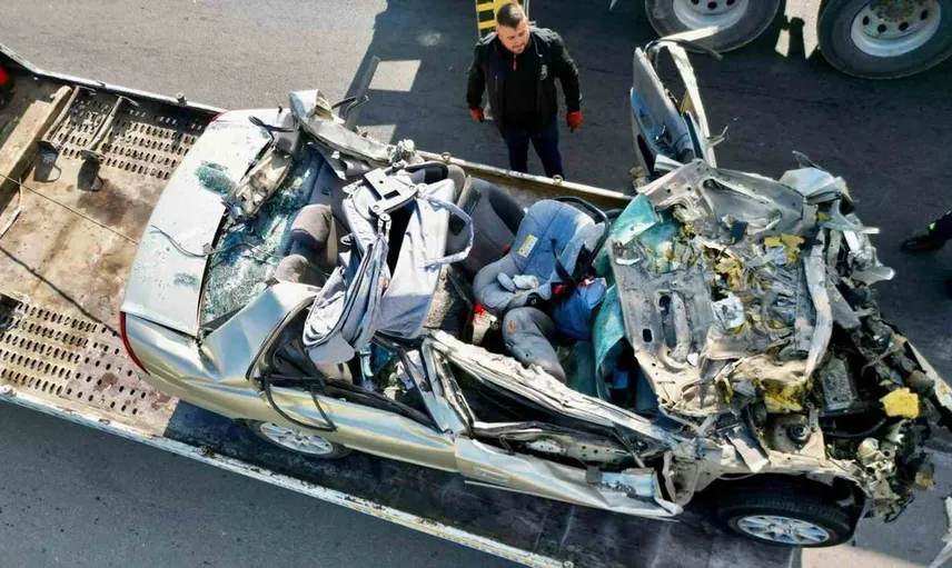 Afyonkarahisar'da otomobil tıra çarptı, bir kişi hayatını kaybetti