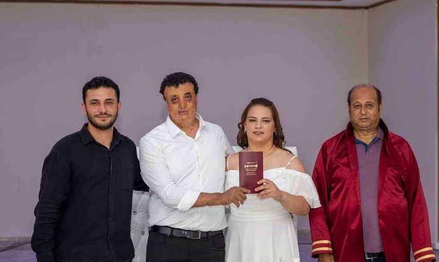 İzmir'de işitme engelli çift, işaret diliyle nikah kıydı