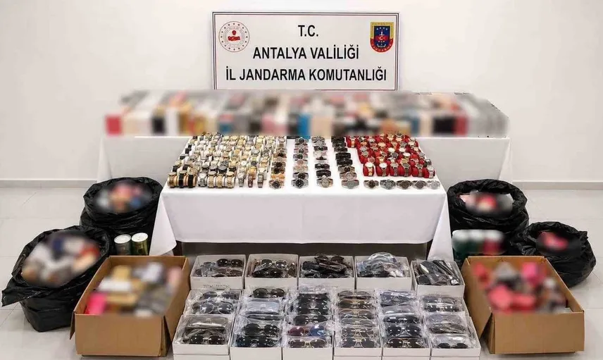 Manavgat'ta düzenlenen operasyonda 4 milyon liralık gümrük kaçağı ürünler ele geçirildi
