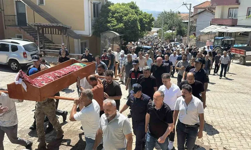 Balıkesir'de trafik kazasında hayatını kaybeden çocuk, son yolculuğuna uğurlandı