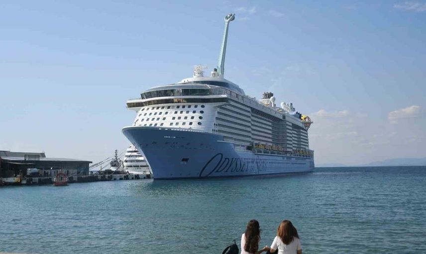 Kuşadası limanı hareketli günler yaşıyor: İki kruvaziyerle 4 bin 694 turist geldi
