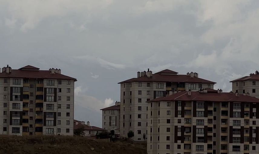 Yüksekova'da kışın müjdeleyicisi kar yağışı: Cilo Dağları beyaza büründü