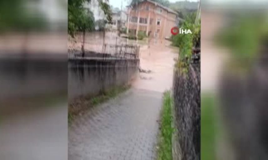 Şile'deki sağanak yağış sonrası mahallede büyük taşkın: Yaşam alanları sular altında