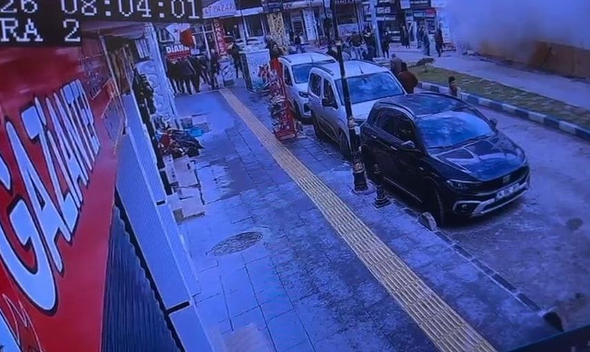 Van'daki lokantanın çöküş anı güvenlik kamerasında belgelendi