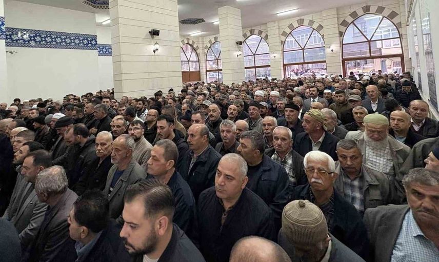 Kastamonu'da imamın son yolculuğuna katılım yoğun oldu