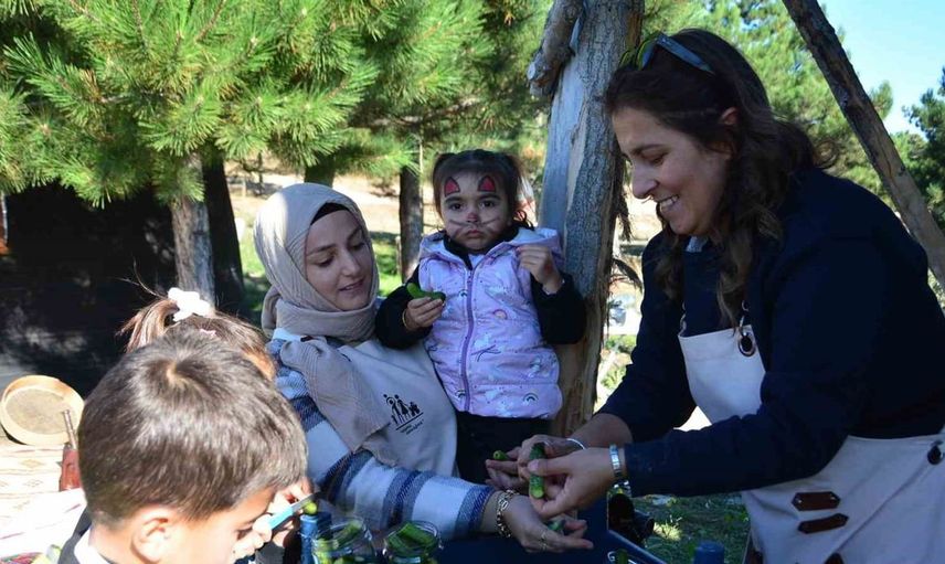 Kış hazırlıkları aileleri bir araya getirdi: Geleneksel atölyelerde eğlenceli anlar