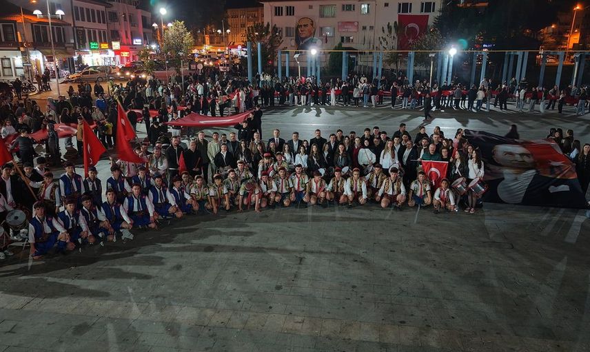 Kula’da Cumhuriyet Bayramı coşkusu fener alayı ile taçlandı