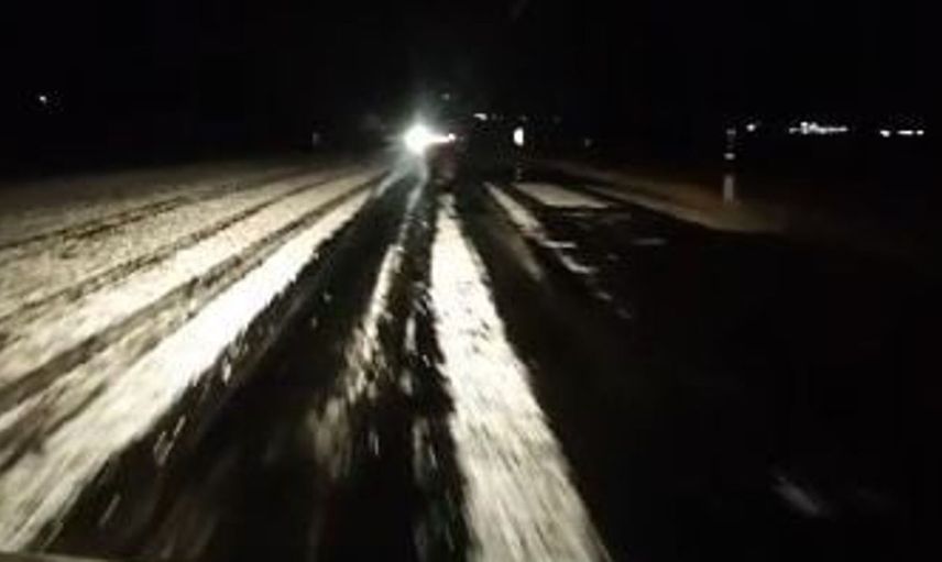 Ardahan'da dolu yağışı yolları beyaza dönüştürdü
