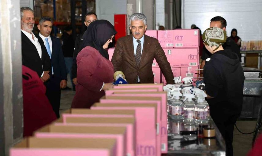 Düzce Valisi üretim tesislerini ziyaret etti: Kozmetik fabrikasında incelemelerde bulundu