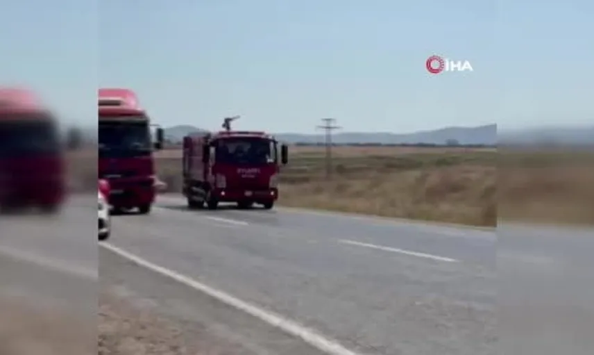 Kamyonetteki yangının görüntüleri itfaiye müdahalesiyle kaydedildi