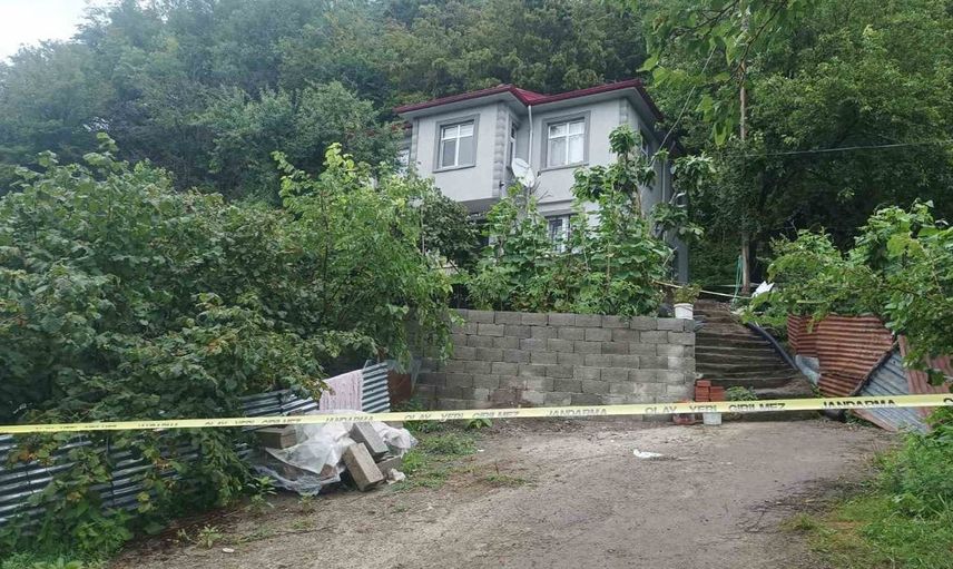 Kaya parçası evin duvarını yıkarak içeri girdi, odanın boş olması faciayı önledi