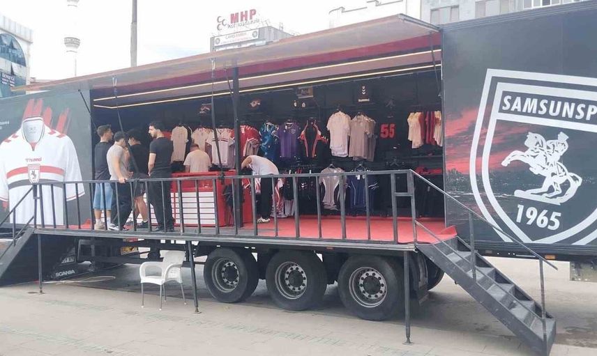 Samsunspor'un FC Official Store Tırı Çarşamba'da taraftarlarla buluştu
