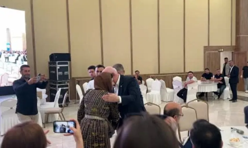 Fistanıyla kürsüye çıkan kadın çiftçi, Yüksekova'nın tarımsal sorunlarını gündeme getirdi