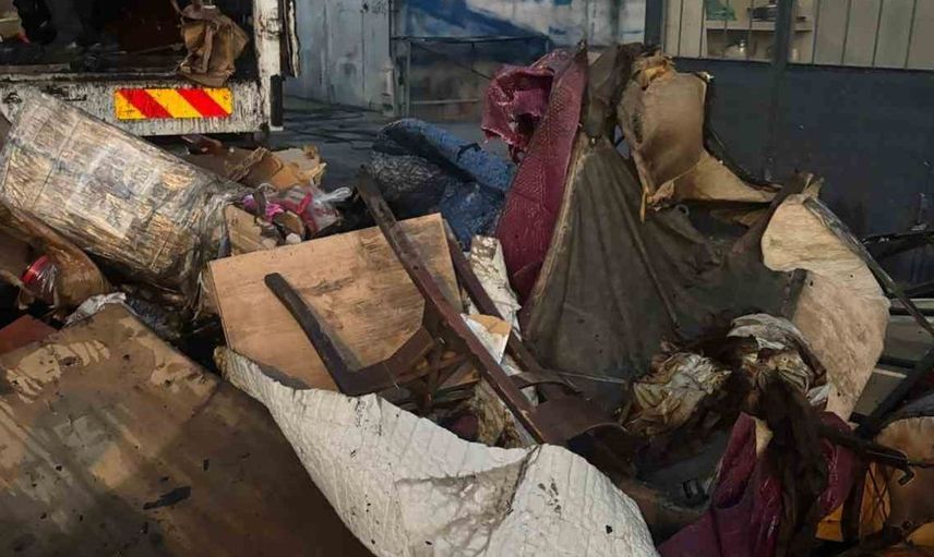 Kars'ta park halindeki kamyon alev aldı: Ev eşyaları yok oldu