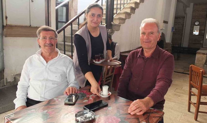 Burhaniye'de kahvehanelerde süt servisiyle kışa hazırlık