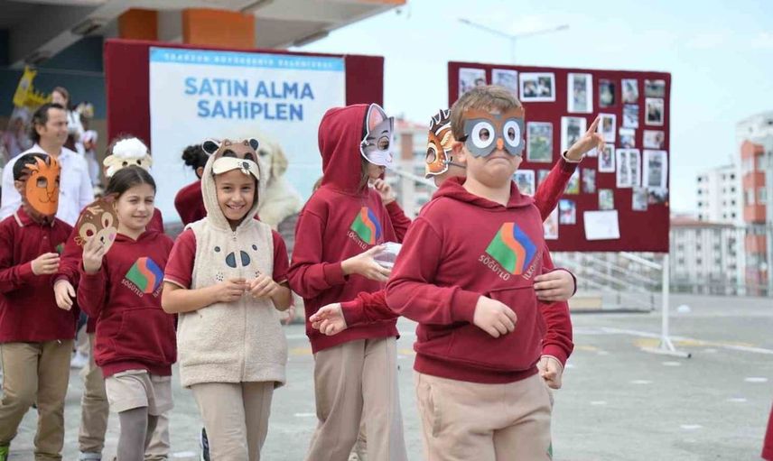 Minik öğrencilere hayvan sevgisini öğretirken eğlenceli bir gün yaşattılar