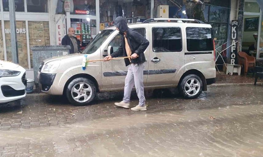 Yağmurla yıkama keyfi: Palu'da bir sürücü sağanağı fırsata çevirdi