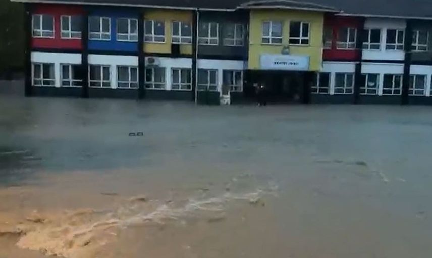 Arnavutköy'de sağanak yağış sonrası okulu su bastı