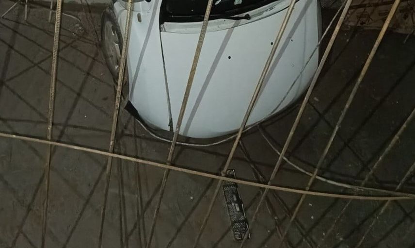 Menfez çukuruna düşen otomobilde iki kişi yaralandı