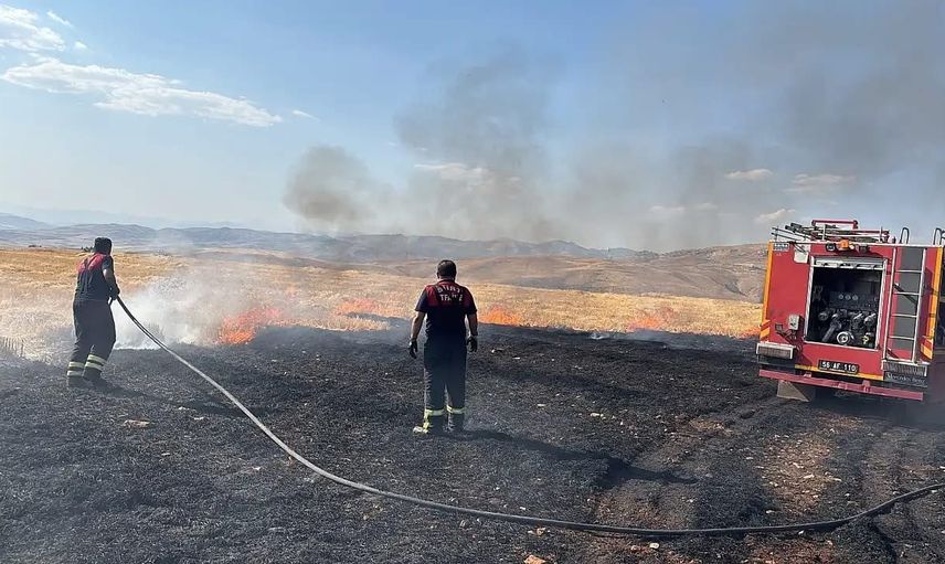 Siirt’te anız yangını itfaiye ve toma desteğiyle kontrol altına alındı