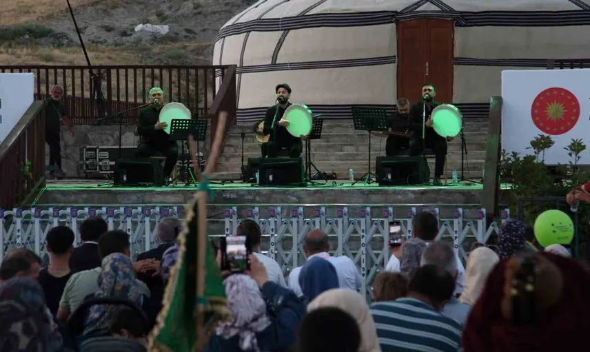 Ahlat'ta Mevlid Kandili coşkusunu grup dergah ilahi konseriyle yaşadı