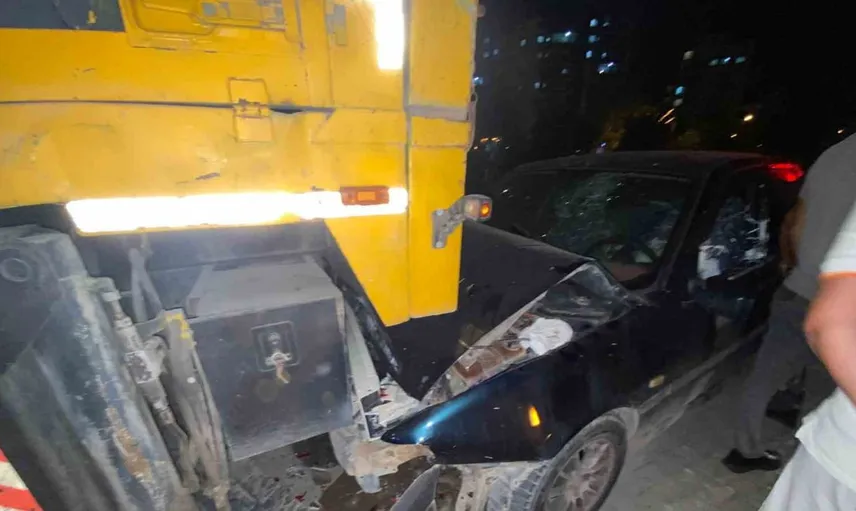 Osmaniye'de park halindeki vince çarpan otomobilde sürücü yaralandı