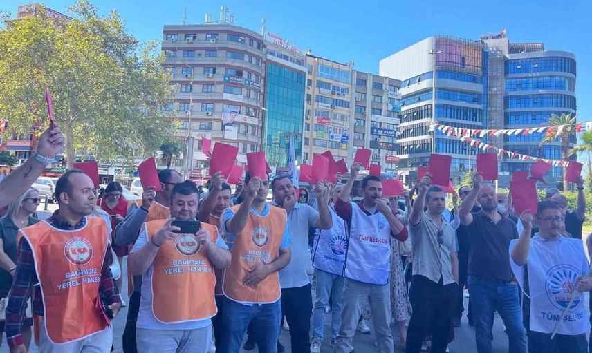 Konak Belediyesi işçileri, hakları için kırmızı kartlı eylem düzenledi