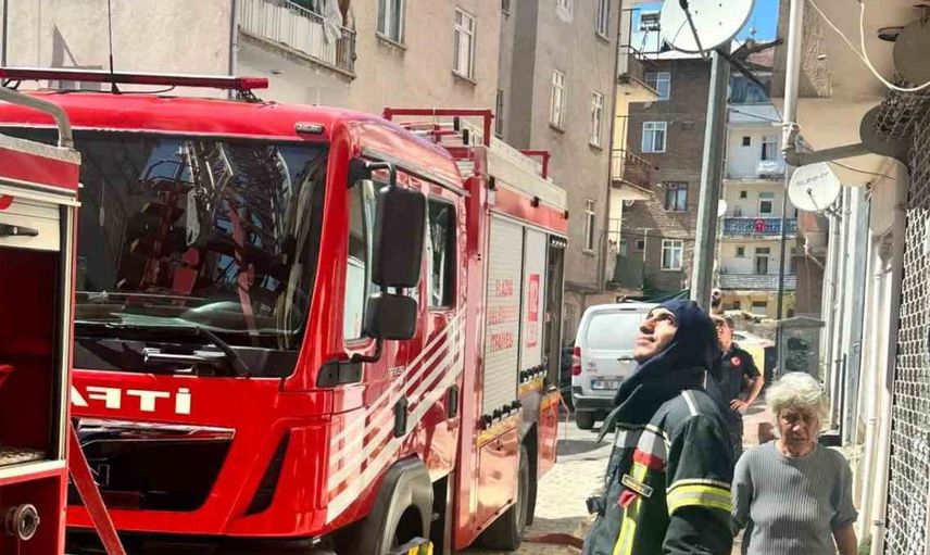 Elazığ'da çatı katında yangın kontrol altına alındı