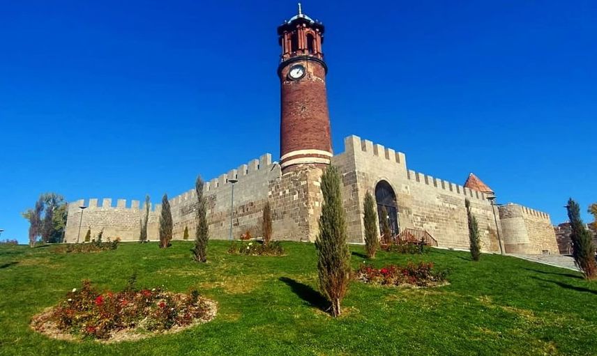 Erzurum'un simgelerinden tarihi saat kulesi geçici olarak kapatılıyor