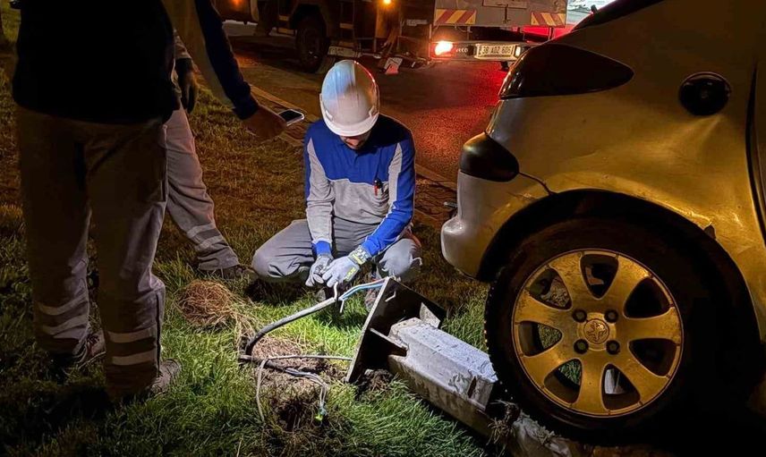 Alkollü sürücü direksiyon hakimiyetini kaybederek aydınlatma direğini devirdi