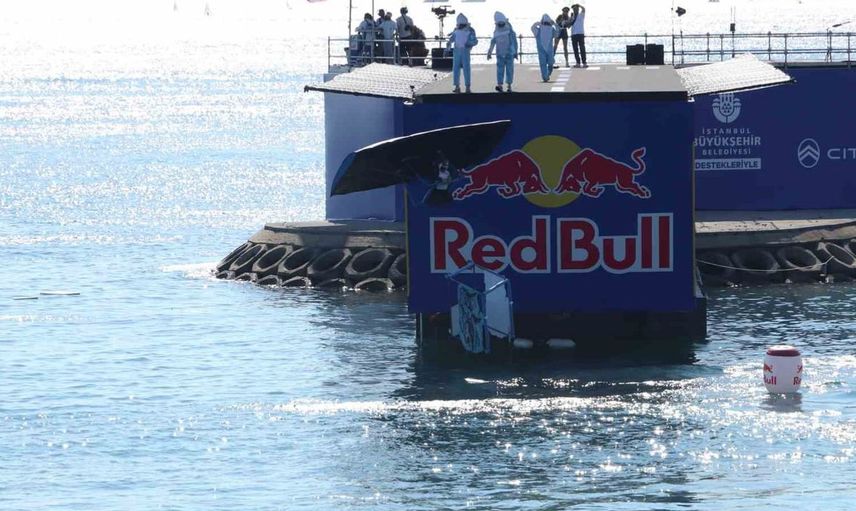 Red Bull Uçuş Günü, Caddebostan’da binlerce kişinin katılımıyla yapıldı