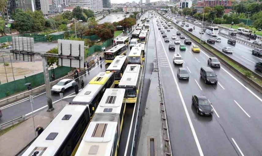 İETT otobüsü arızalandı, Kadıköy'de trafik durma noktasına geldi