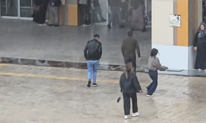 Van'da ani yağmur, hayatı kısa süreliğine durdurdu