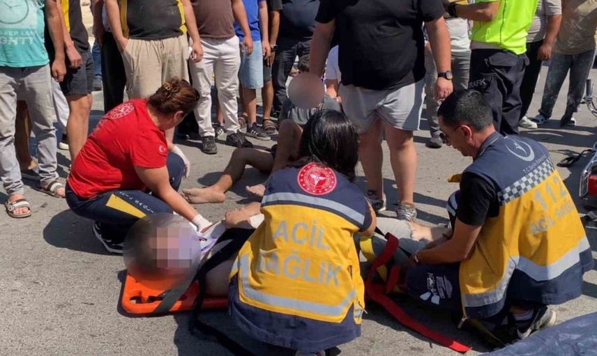 Mersin'de motosiklet ile otomobil çarpıştı: iki kişi hastaneye kaldırıldı