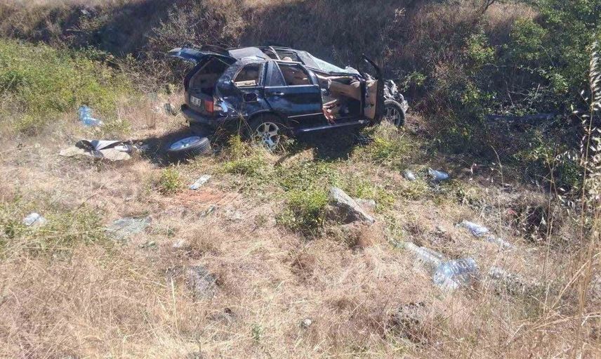 Bilecik'te otomobil refüje çarptı, yaralılar hastaneye kaldırıldı
