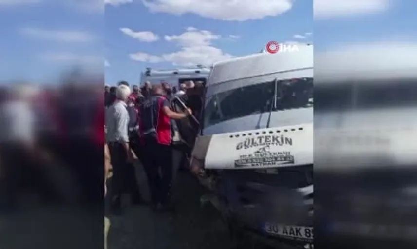 Yüksekova'da minibüs rögar çukuruna çarparak yoldan çıktı: 6 kişi yaralı