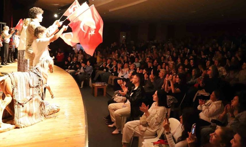 Nazilli'de sahnelenen 'Abide-i Aşk', Türk kadınlarının kahramanlık hikayesini anlattı