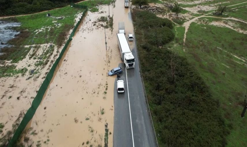 Başakşehir'de sağanak yağmur, bir aracı çukura düşürttü
