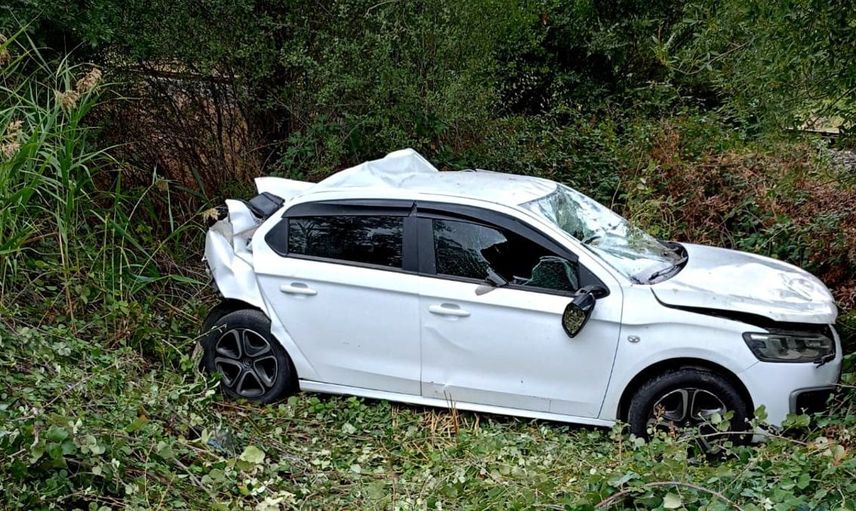 Uşak'ta kontrolden çıkan kamyonet, duraklayan otomobile ve iki kardeşe çarptı