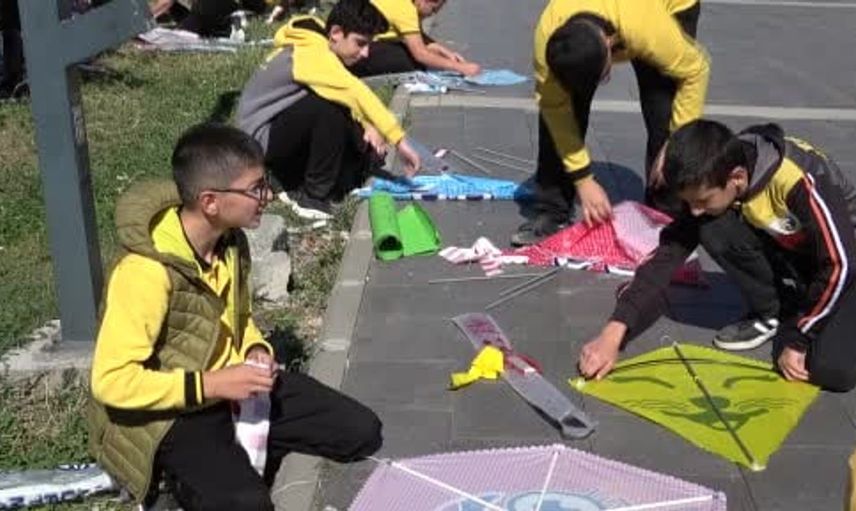 Kars’ta çocuklar Gazze için uçurtma uçurdu
