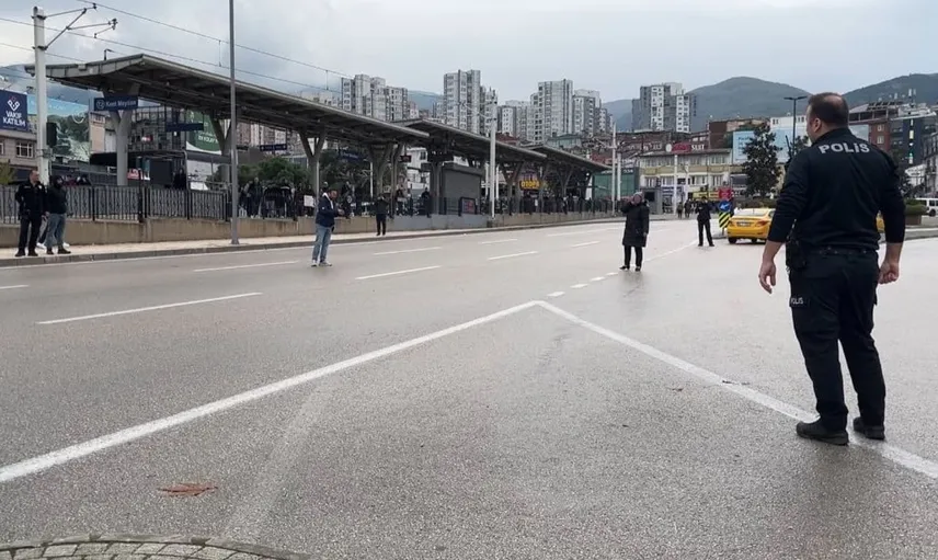 Bursa'da çocuğunu göremeyen kadın, bıçakla trafiği kilitledi: İkna anları ilgiyle izlendi