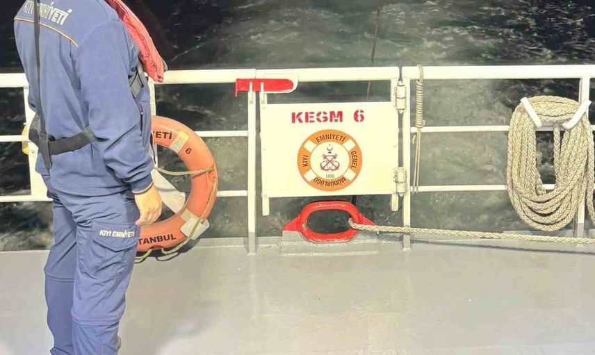 Çanakkale köprüsü önünde sürüklenen teknedeki iki kişi güvenle kurtarıldı