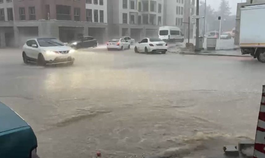 Besni'de sağanak yağış sonrası cadde ve sokaklar sular altında kaldı