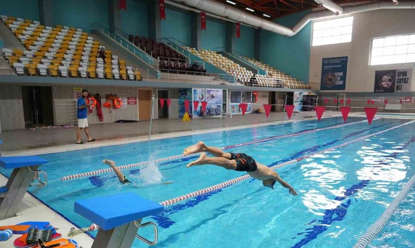 Muş'ta geleceğin yüzme yıldızları yetişiyor