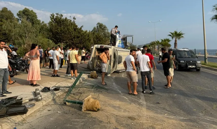 Bisikletliye çarpmamak için manevra yaparken kaza geçiren araç yan yattı