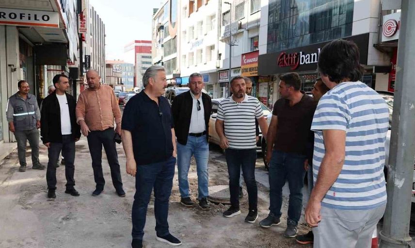 Melikgazi'de yaya yolları bazalt taş ile yenileniyor