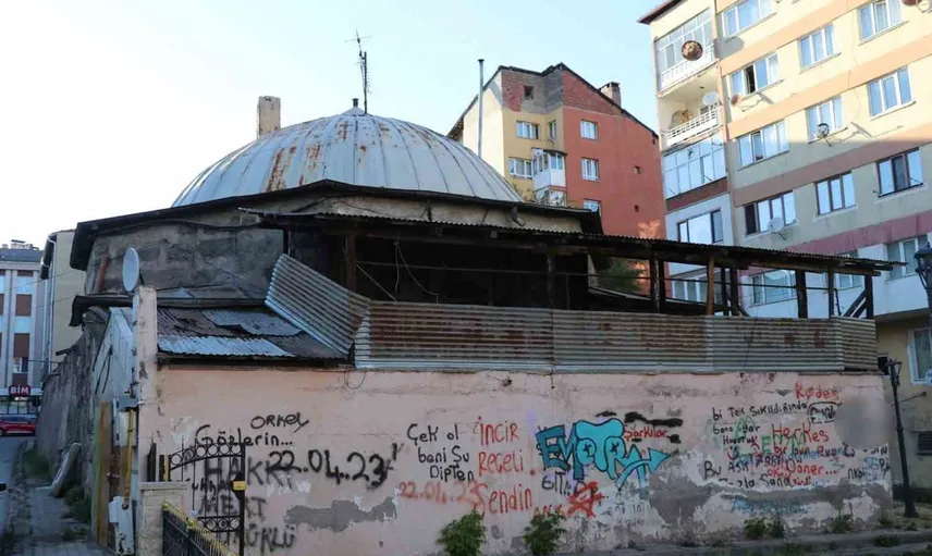 Sivas'taki tarihi Paşa Hamamı, bürokratik engellerle çürümeye terk edildi
