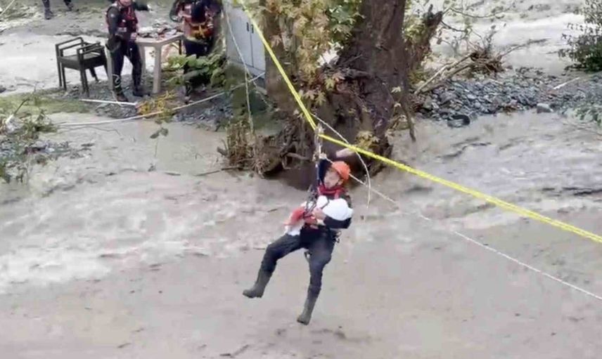 Sakarya'daki selde jandarmanın bebek kurtarma çabası yürekleri ısıttı
