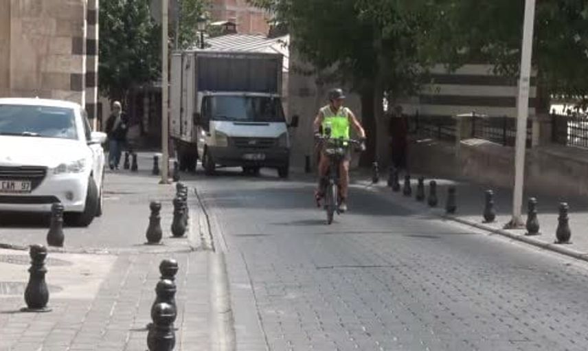 Hayalini gerçekleştirerek bisikletiyle Türkiye'yi geziyor